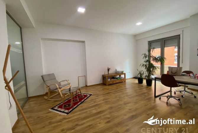 Ambiente Commerciale in Affitto 3+1 a Tirana - 3,500 Euro
