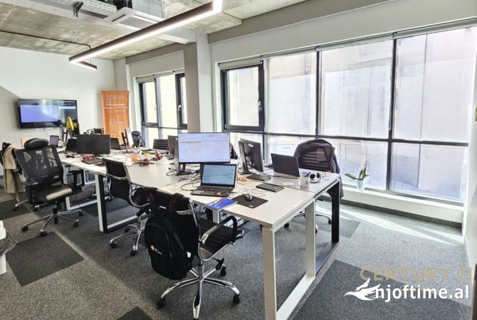 Ambiente Commerciale in Affitto 3+1 a Tirana - 1,800 Euro