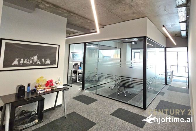 Ambiente Commerciale in Affitto 3+1 a Tirana - 1,800 Euro