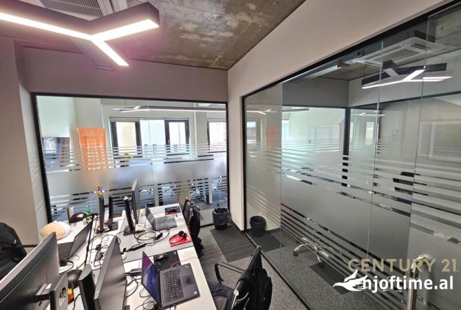 Ambiente Commerciale in Affitto 3+1 a Tirana - 1,800 Euro