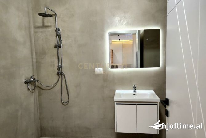 Appartamento in vendita a Valona Garsoniere, Arredato