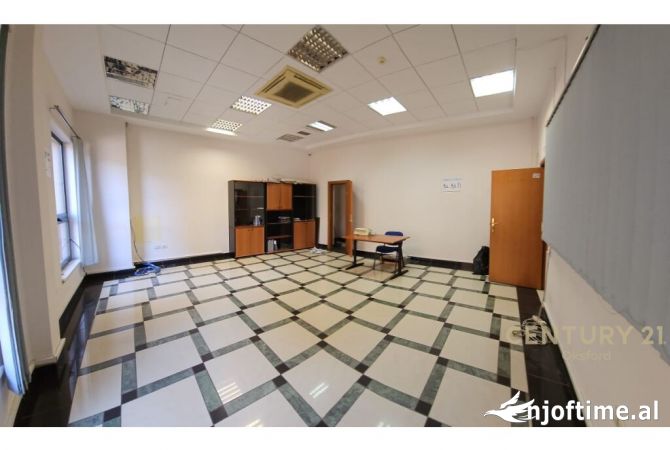 Ambiente Commerciale in Affitto 3+1 a Tirana - 600 Euro