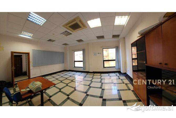 Ambiente Commerciale in Affitto 3+1 a Tirana - 600 Euro