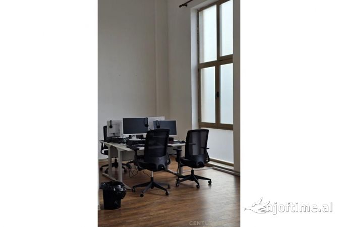 Ambiente Commerciale in Affitto 3+1 a Tirana - 1,700 Euro