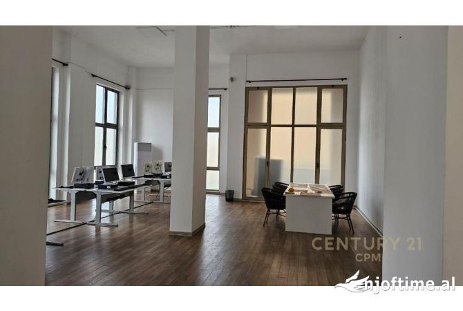 Ambiente Commerciale in Affitto 3+1 a Tirana - 1,700 Euro