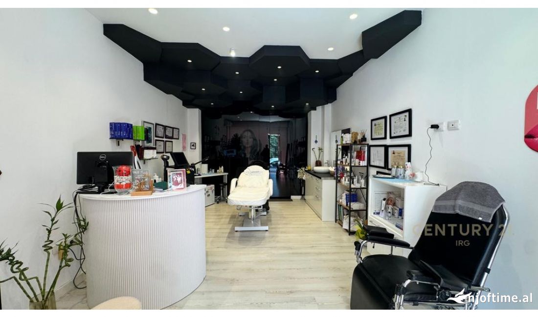 Shitet ambient komercial ne hyrje te Rruges Kodra e Diellit!