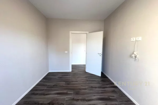 Shtepi ne shitje Apartament ne Tirane, 2+1, Mobilimi Pjeserisht e mobiluar, Pagesa 210,000  Euro.