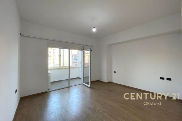 Shtepi ne shitje Apartament ne Tirane, 2+1, Mobilimi Bosh, pa mobiluar, Pagesa 140,000  Euro.