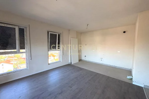 Shtepi ne shitje Apartament ne Tirane, 2+1, Mobilimi E mobiluar, Pagesa 197,000  Euro.