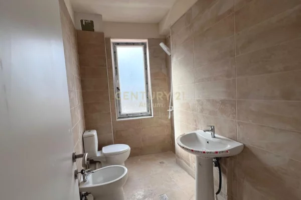 Shtepi ne shitje Apartament ne Tirane, 2+1, Mobilimi E mobiluar, Pagesa 150,000  Euro.