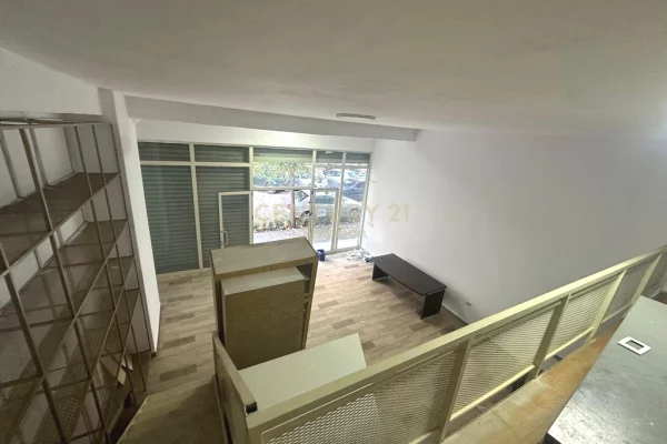 DISPONOJME AMBIENT KOMERCIAL PER SHITJE NE ASTIR !