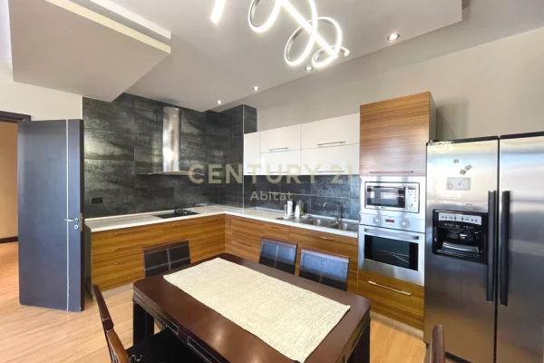 Shtepi ne shitje Apartament ne Tirane, 2+1, Mobilimi E mobiluar, Pagesa 157,000  Euro.