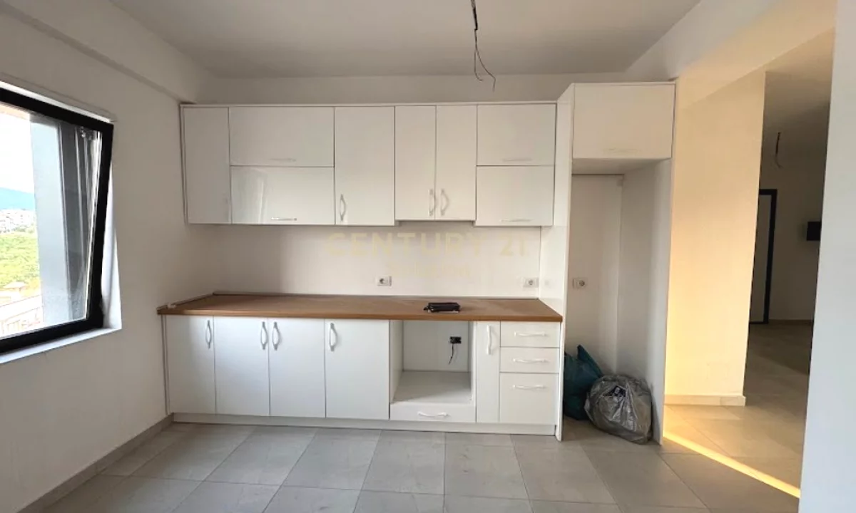 Shtepi ne shitje Apartament ne Tirane, 2+1, Mobilimi E mobiluar, Pagesa 180,000  Euro.