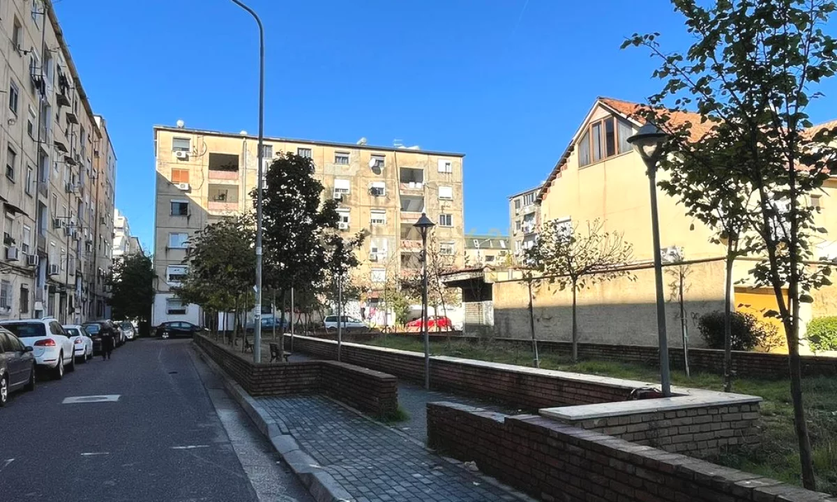 Shtepi ne shitje Apartament ne Tirane, 2+1, Mobilimi E mobiluar, Pagesa 100,000  Euro.