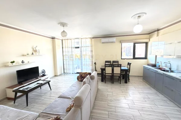 Jepet me qira apartament 2+1+2 me ballkon dhe pamje nga rruga 