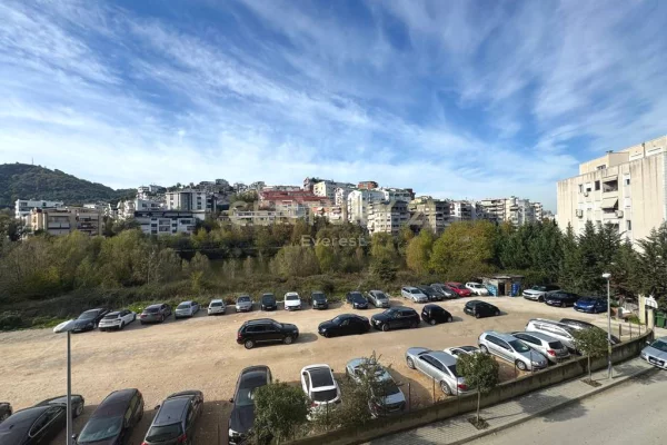 Shtepi ne shitje Apartament ne Tirane, 2+1, Mobilimi Bosh, pa mobiluar, Pagesa 238,000  Euro.