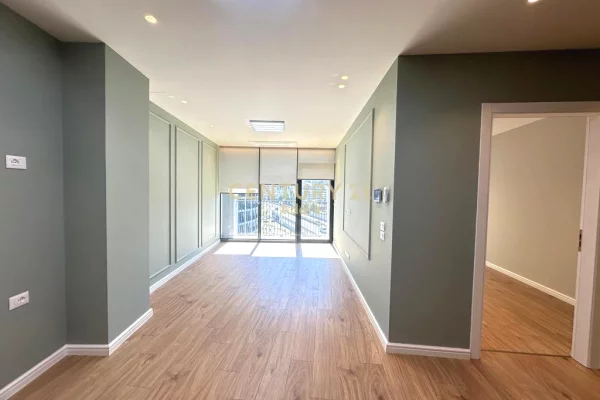 Ambient biznesi me qera 3+1 ne Tirane - 1,400 Euro