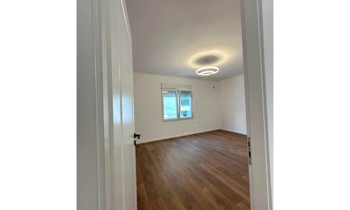 Shtepi ne shitje Apartament ne Tirane, 2+1, Mobilimi Pjeserisht e mobiluar, Pagesa 118,000  Euro.