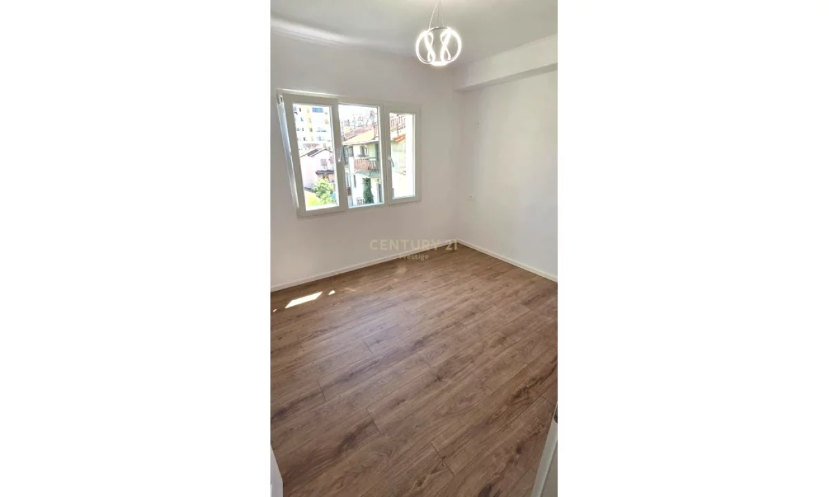 Shtepi ne shitje Apartament ne Tirane, 2+1, Mobilimi Pjeserisht e mobiluar, Pagesa 169,000  Euro.