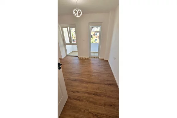 Shtepi ne shitje Apartament ne Tirane, 2+1, Mobilimi Pjeserisht e mobiluar, Pagesa 169,000  Euro.