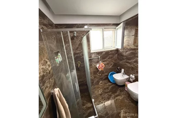 Shtepi ne shitje Apartament ne Tirane, 1+1, Mobilimi E mobiluar, Pagesa 150,000  Euro.