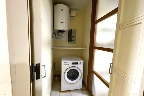 Shtepi me qera Apartament ne Tirane, 3+1, Mobilimi E mobiluar, Pagesa 1,300  Euro.