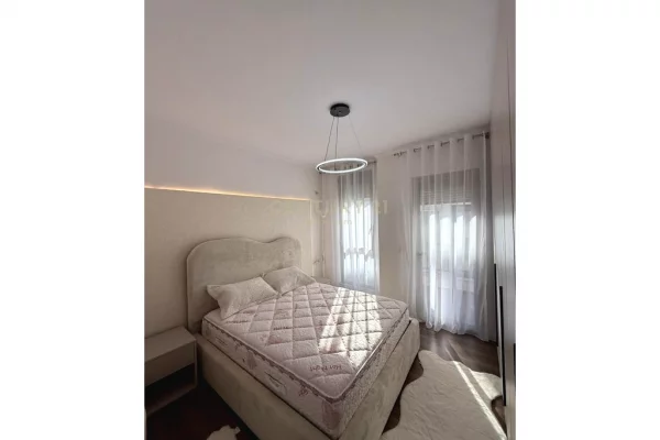 Shtepi ne shitje Apartament ne Tirane, 1+1, Mobilimi E mobiluar, Pagesa 118,000  Euro.