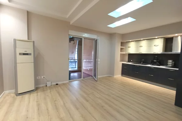 Appartamento in vendita a Tirana 2+1, Arredato