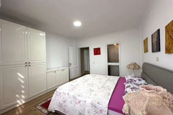 Shtepi me qera Apartament ne Tirane, 2+1, Mobilimi E mobiluar, Pagesa 1,300  Euro.