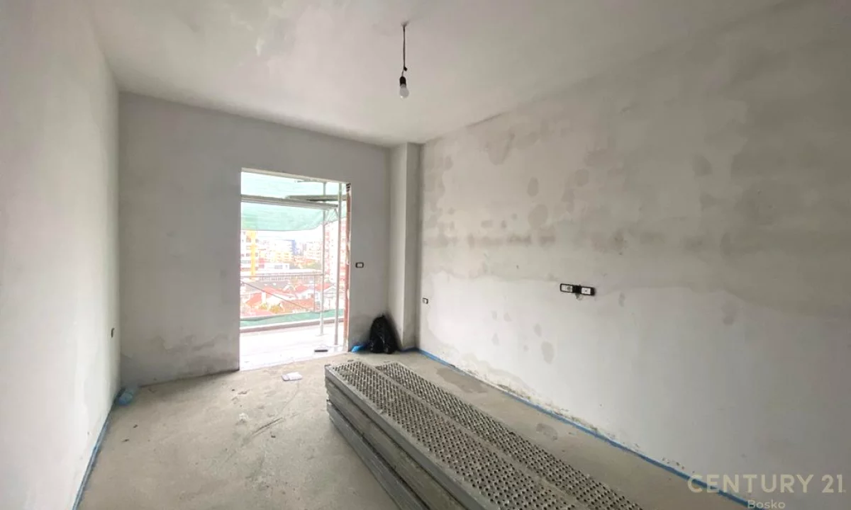 Shtepi ne shitje Apartament ne Tirane, 3+1, Mobilimi Bosh, pa mobiluar, Pagesa 295,000  Euro.