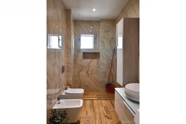 Shtepi me qera Apartament ne Tirane, 2+1, Mobilimi E mobiluar, Pagesa 700  Euro.