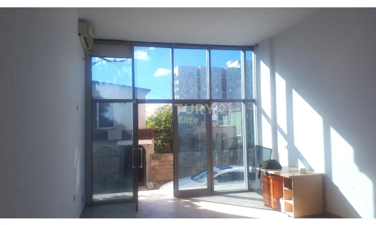 Shitet, Ambient Biznesi, Rruga Dritan Hoxha, Laprake