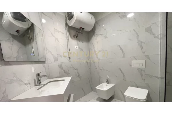 Shtepi ne shitje Apartament ne Tirane, 2+1, Mobilimi E mobiluar, Pagesa 132,000  Euro.