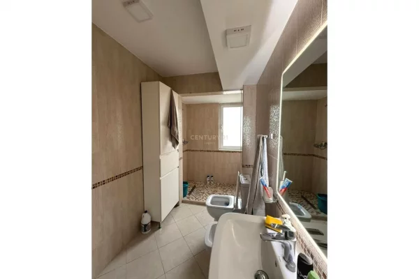 Shtepi ne shitje Apartament ne Tirane, 1+1, Mobilimi E mobiluar, Pagesa 125,000  Euro.