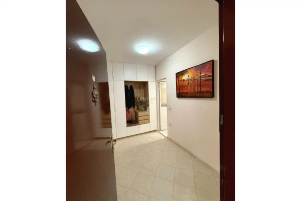 Shtepi ne shitje Apartament ne Tirane, 1+1, Mobilimi E mobiluar, Pagesa 125,000  Euro.