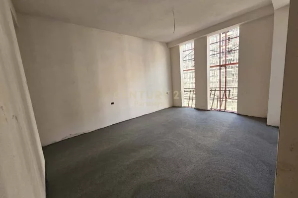 Shtepi ne shitje Apartament ne Tirane, 2+1, Mobilimi Bosh, pa mobiluar, Pagesa 205,000  Euro.