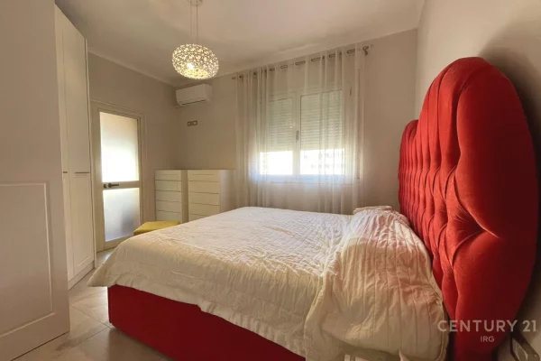 Shtepi ne shitje Apartament ne Tirane, 2+1, Mobilimi E mobiluar, Pagesa 165,000  Euro.