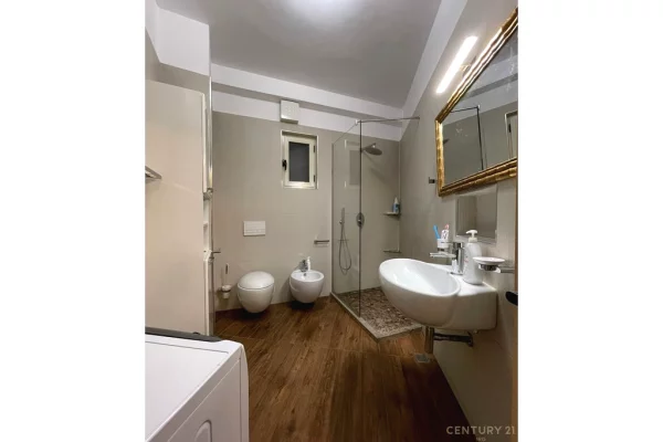Shtepi ne shitje Apartament ne Tirane, 2+1, Mobilimi E mobiluar, Pagesa 165,000  Euro.