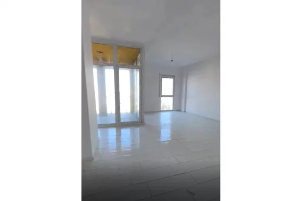 Shtepi ne shitje Apartament ne Tirane, 2+1, Mobilimi E mobiluar, Pagesa 157,000  Euro.