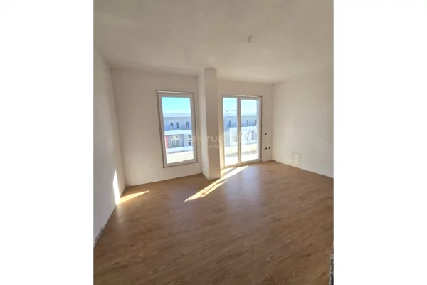 Shtepi ne shitje Apartament ne Tirane, 2+1, Mobilimi Bosh, pa mobiluar, Pagesa 135,000  Euro.