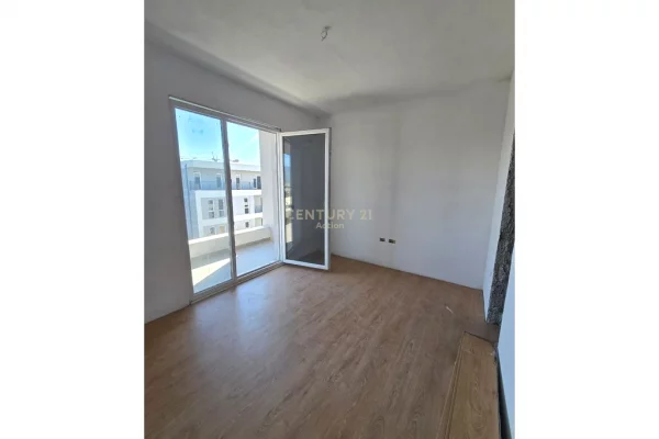 Shtepi ne shitje Apartament ne Tirane, 2+1, Mobilimi Bosh, pa mobiluar, Pagesa 135,000  Euro.