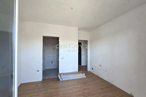 Shtepi ne shitje Apartament ne Tirane, 2+1, Mobilimi Bosh, pa mobiluar, Pagesa 135,000  Euro.