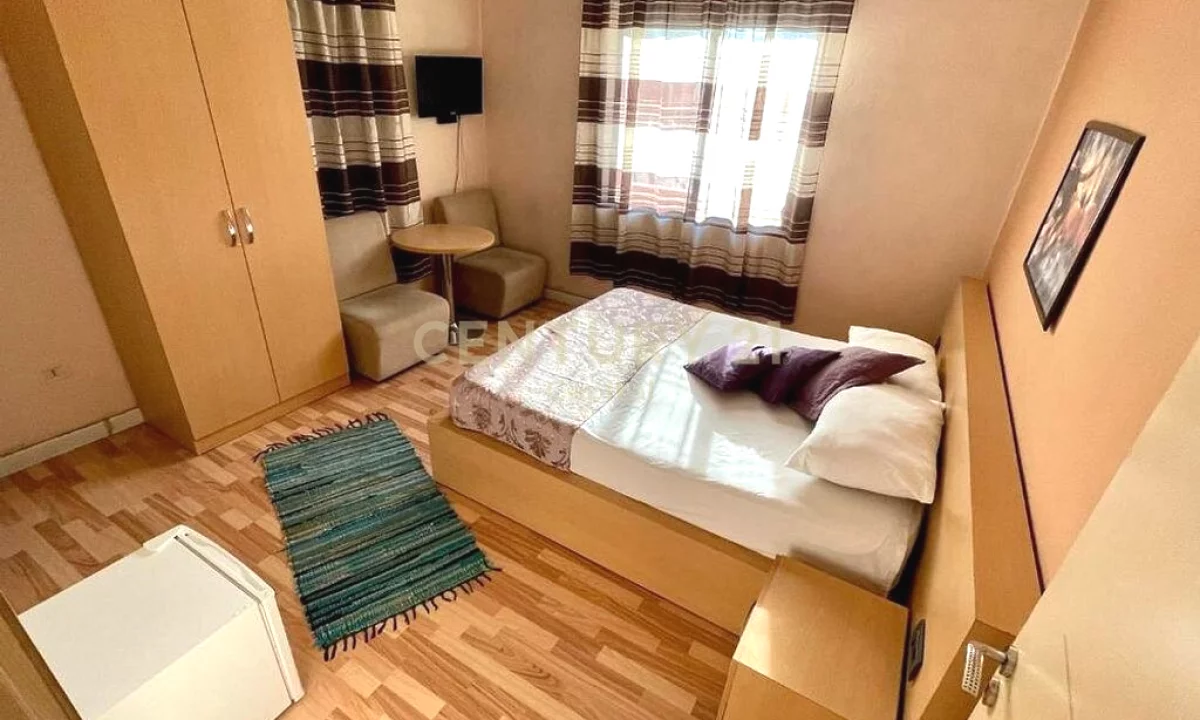 Hotel me 12 Dhoma dhe Ambient Bar-Restorant, ne rrugen kryesore Laprake