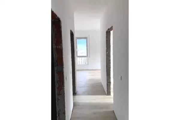 Shtepi ne shitje Apartament ne Tirane, 2+1, Mobilimi Bosh, pa mobiluar, Pagesa 131,000  Euro.