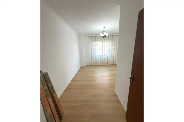 Shtepi ne shitje Apartament ne Tirane, 1+1, Mobilimi Pjeserisht e mobiluar, Pagesa 91,000  Euro.
