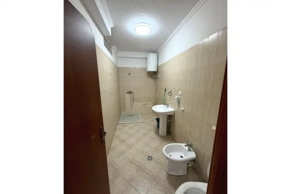 Shtepi ne shitje Apartament ne Tirane, 1+1, Mobilimi Pjeserisht e mobiluar, Pagesa 91,000  Euro.