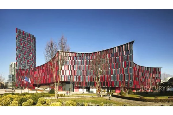 Jepet me qira ambient modern dhe funksional per zyra ,i pozicionuar ne nje nga zonat me te kerkuara 