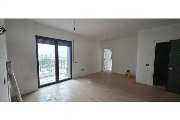 Shtepi ne shitje Apartament ne Tirane, 1+1, Mobilimi Bosh, pa mobiluar, Pagesa 129,600  Euro.