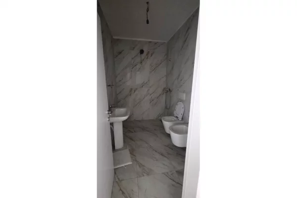 Shtepi ne shitje Apartament ne Tirane, 1+1, Mobilimi Bosh, pa mobiluar, Pagesa 129,600  Euro.