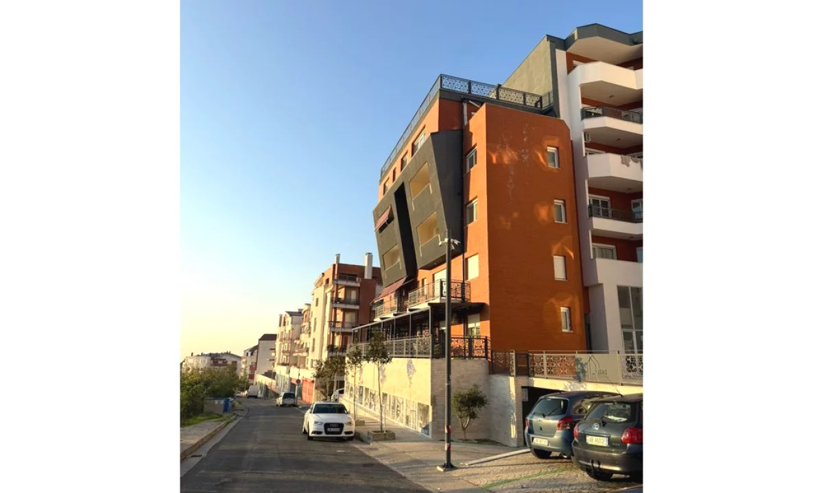 Shtepi ne shitje Apartament ne Tirane, 3+1, Mobilimi Bosh, pa mobiluar, Pagesa 193,000  Euro.